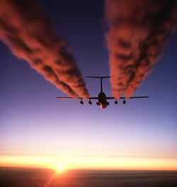 250px-C-141_Starlifter_contrail_crop1